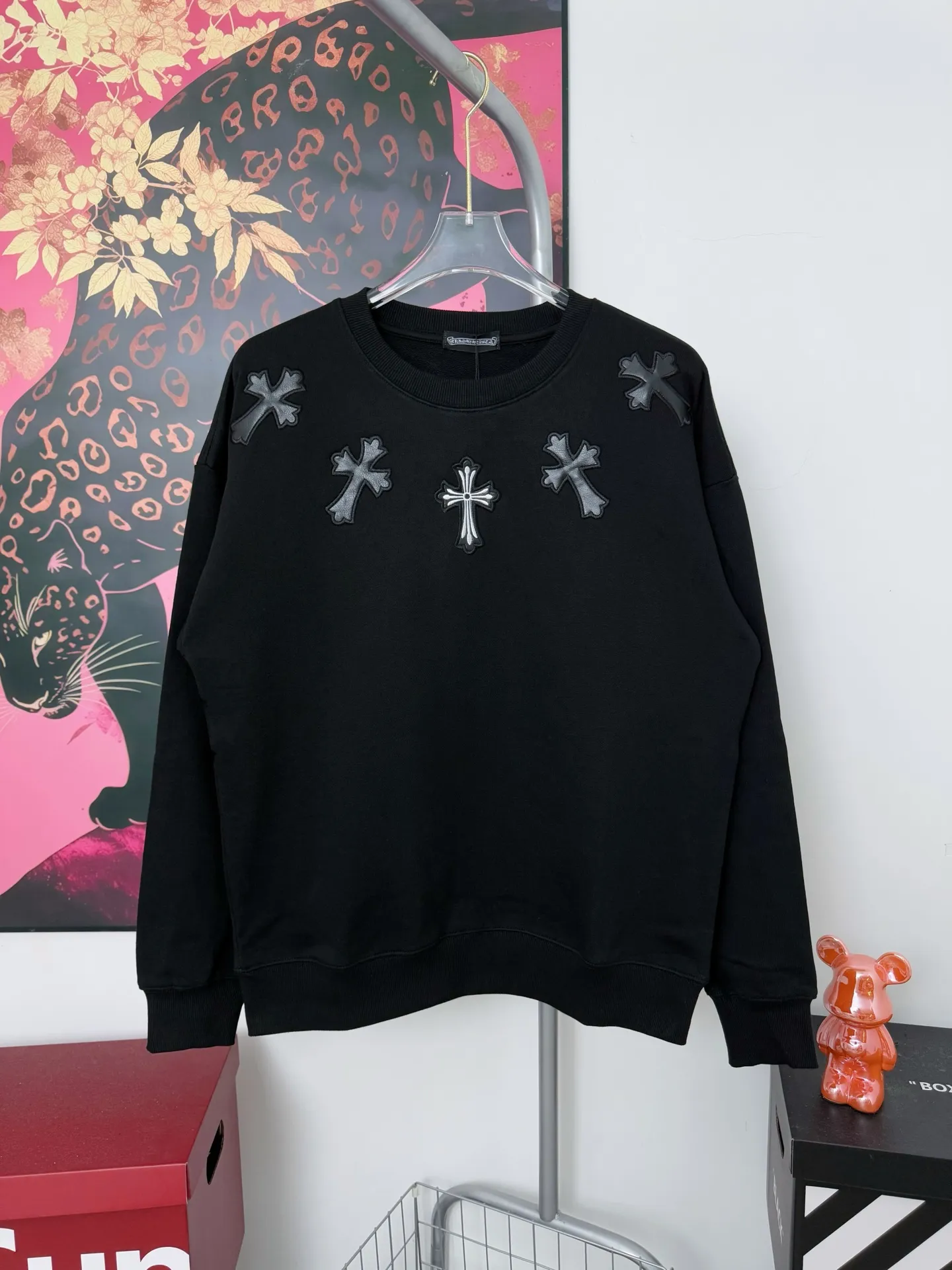 P210 Chrome Hearts Necklace Leather Label Embroidered Round Neck Sweatshirt, the same model at ChromeHearts counters. Made of 400g double-ply double yarn pure cotton fabric, 32 counts of double yarn. Very textured on the hand. Three-dimensional and atmospheric. Versatile and easy to wear in autumn. Simple and elegant. It adopts os version. The upper body effect is very good. Suitable for all body types. Soft and comfortable. CH letter offset printing on the front➕Necklace horseshoe leather label embroidery. Small mark on the hem. Resistant to machine washing. Does not fade or deform. Complete accessories, original mold opening, perfect restoration of zp 2:1, same style for men and women, versatile and not picky, size s m l xl color black white